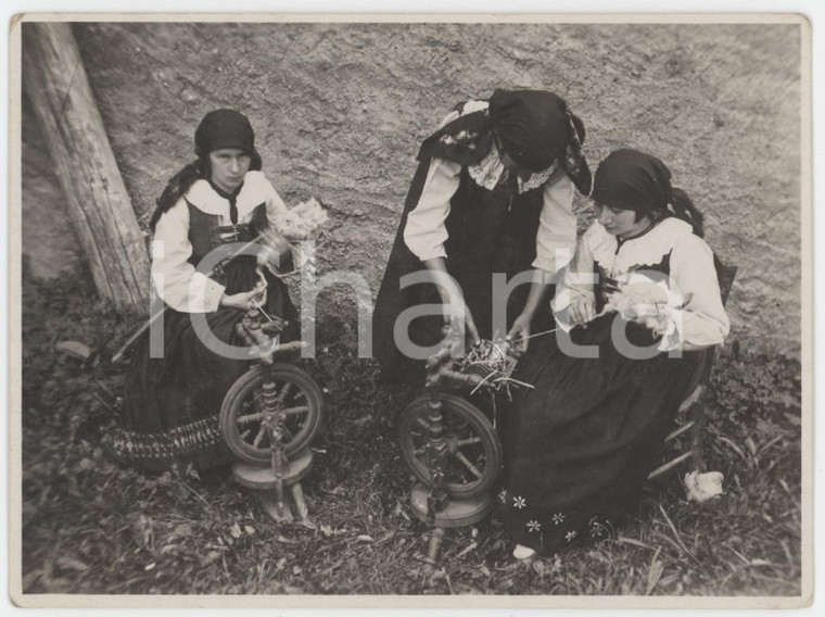 1926 COSTUME ITALIA Ragazze al lavoro con l'arcolaio - Fotografia 11x8 cm