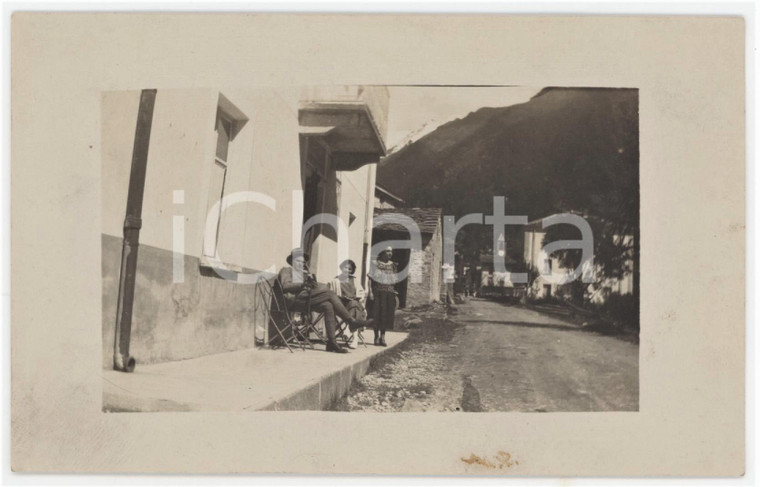 1920 ca ITALIA - COSTUME Foto di famiglia nella via del paese - Foto ANONIMA