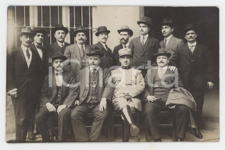 1915 ca COSTUME ITALIA Gruppo di uomini con ufficiale - Ritratto - Foto 13x8 cm
