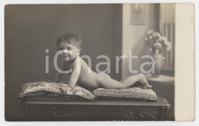 1915 ca VERCELLI Bambino sdraiato sui cuscini - Ritratto - Foto L. CORONA