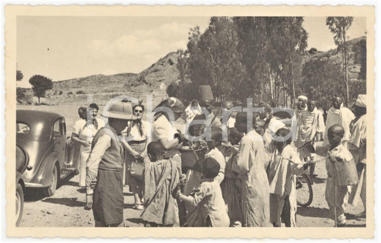1940 ca AOI ERITREA Donne italiane in visita a un villaggio - Foto VAGHI 14x9 cm
