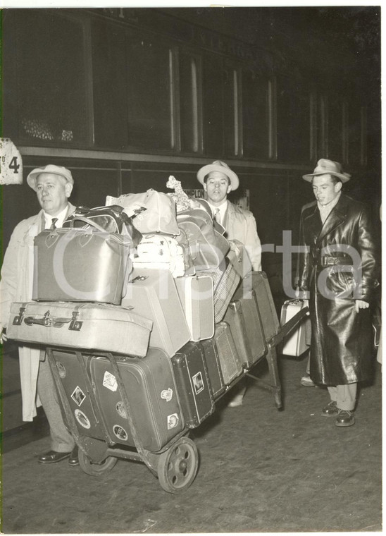 1956 MILANO Aeroporto MALPENSA - Arrivo olimpionici ungheresi da Melbourne (1)