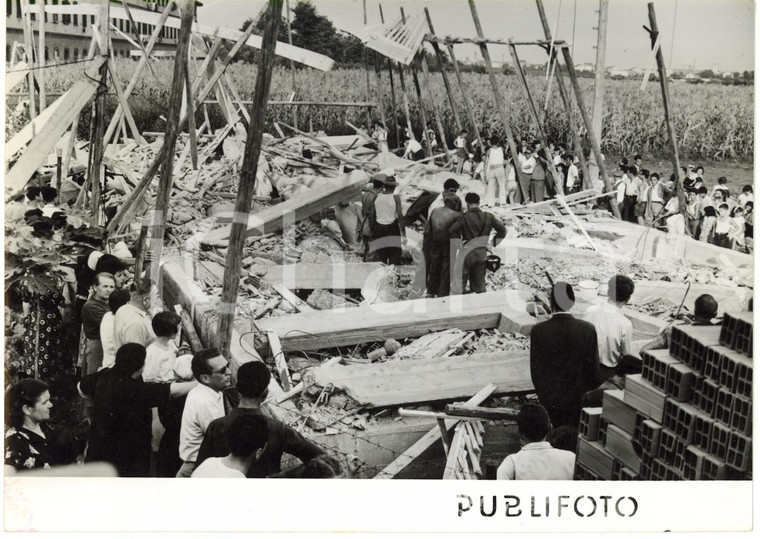 1953 MILANO AFFORI Crollo capannone - Folla di curiosi osserva le macerie - Foto