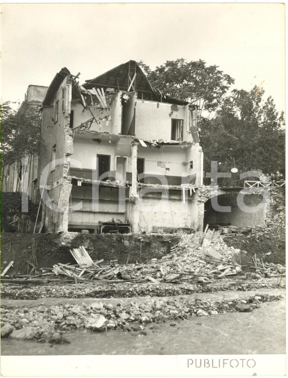 1953 GENOVA MOLASSANA - Esondazione torrente BISAGNO - Crollo di un edificio (1)