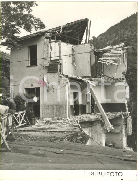 1953 GENOVA MOLASSANA - Esondazione torrente BISAGNO - Crollo di un edificio (2)
