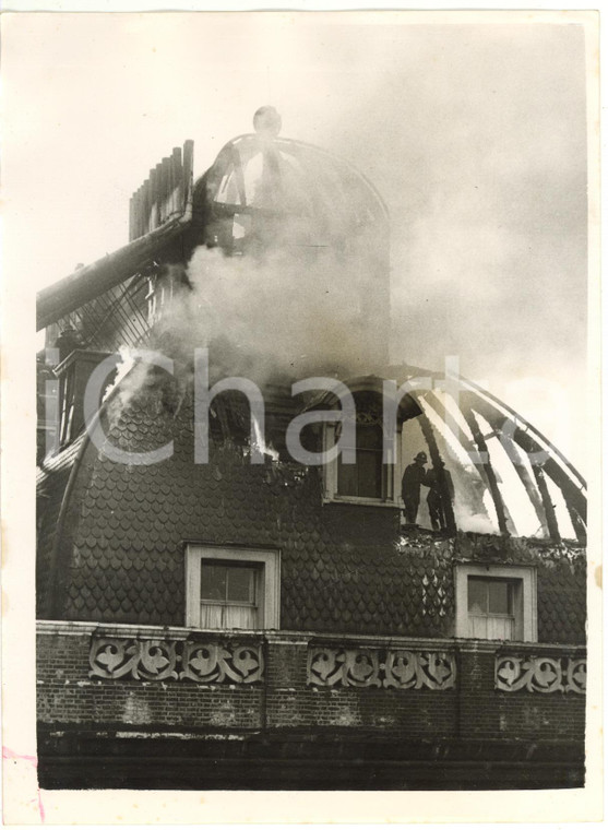 1954 LONDON VICTORIA - Fire at GROSVENOR HOTEL - Firemen working on the rooftop