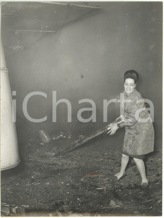1962 MILANO Incendio CIRCO TOGNI - Donna tra le macerie del tendone - Foto 18x24
