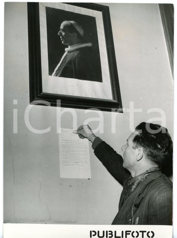 1954 VATICANO Affissione bollettino medico sulla salute di Papa PIO XII - Foto