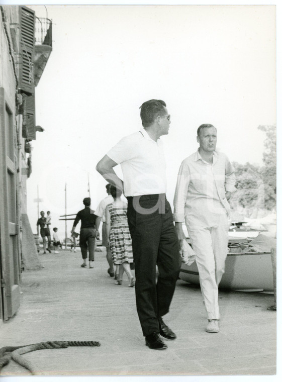 1962 PORTOFINO Glenn FORD a passeggio in vacanza - Fotografia VINTAGE 24x18 cm