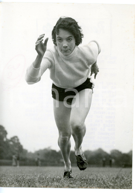 1956 LONDON - ATHLETICS June FOULDS- PAUL training for MELBOURNE Olympic Games