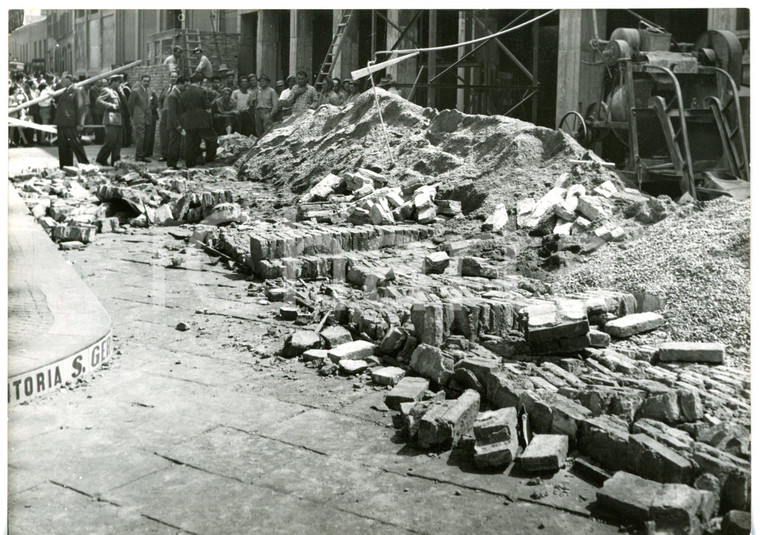 1955 ca BOLOGNA Crollo muro di protezione - Folla di curiosi osserva le macerie