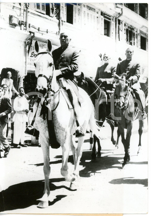 1959 MUSSOORIE Prime minister of INDIA Jawaharlal NEHRU riding a horse *Photo