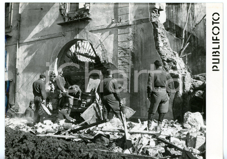 1955 ca SALERNO Crollo palazzo - Polizia e Vigili del Fuoco rimuovono macerie