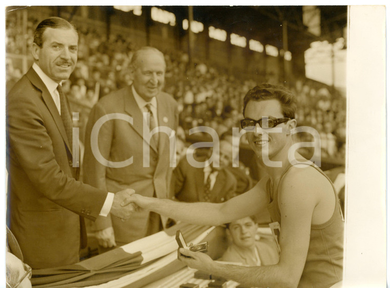 1961 COLOMBES Match Six Nations - Maurice HERZOG stringe la mano a Livio BERRUTI