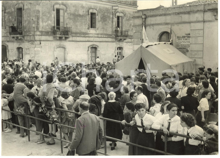 1960 ca SIRACUSA - Folla accorre per il miracolo della MADONNA DELLE LACRIME