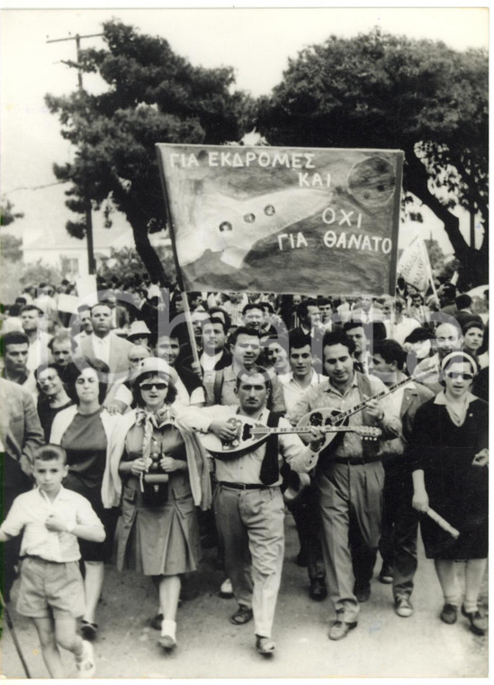 1964 ATENE Marcia per la pace - Manifestanti con strumenti musicali tradizionali