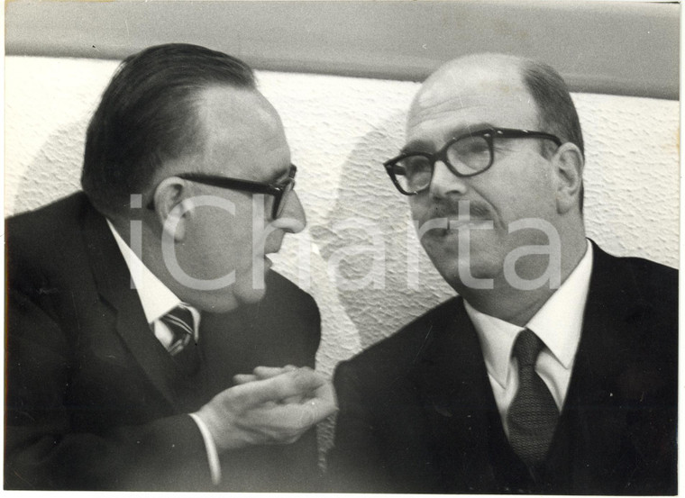 1967 MILANO POLITICA - X Congresso DC - Mariano RUMOR discute con Livio LABOR 