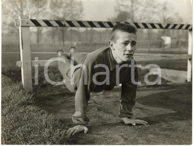 1958 LONDON HURLINGHAM CLUB - Runner Brian FROST during training session *Photo