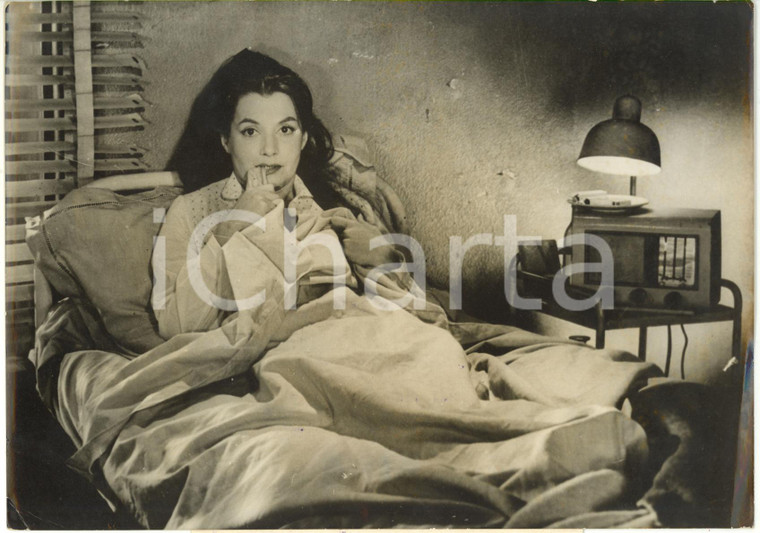 1957 CINEMA "Les Espions" - Véra CLOUZOT in una scena del film *Foto 21x15 cm