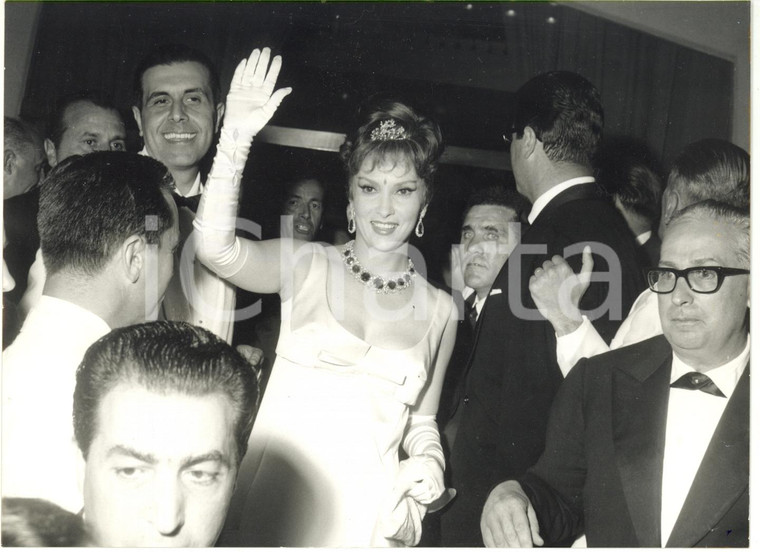 1962 VENEZIA Mostra del Cinema - Gina LOLLOBRIGIDA saluta il pubblico *Foto