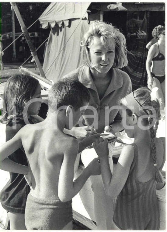 1963 VENEZIA Mostra del Cinema - Dany PARIS firma autografi a giovani fan *Foto