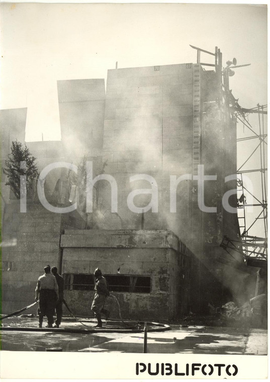 1954 ROMA CINECITTÀ - Incendio agli studi di registrazione film "Elena di Troia"