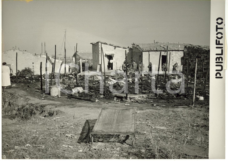 1954 ROMA Via Prenestina - Macerie di baracche distrutte da incendio *Foto 18x13
