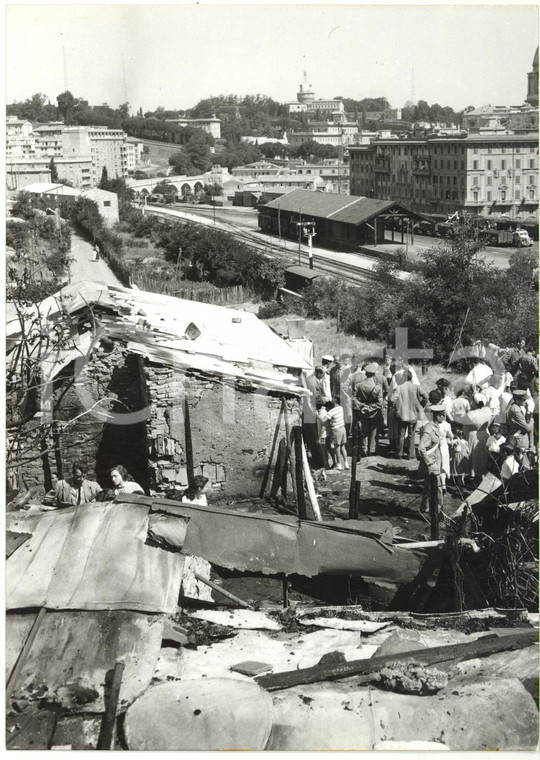 1956 ROMA Incendio in un accampamento - Sfollati tra i resti delle baracche (1)