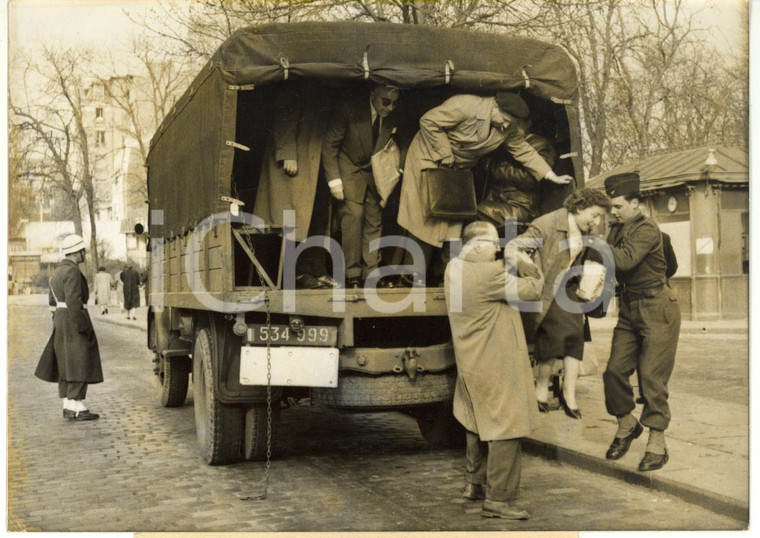 1959 PARIGI - Esercito organizza trasporti durante sciopero degli autobus *Foto