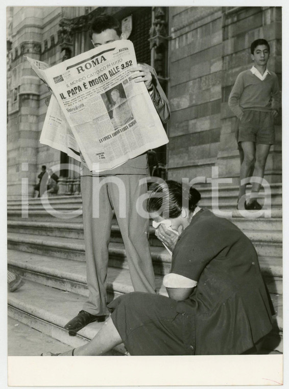 1958 NAPOLI Morte Papa PIO XII - Donna piange sulla scalinata del Duomo *Foto