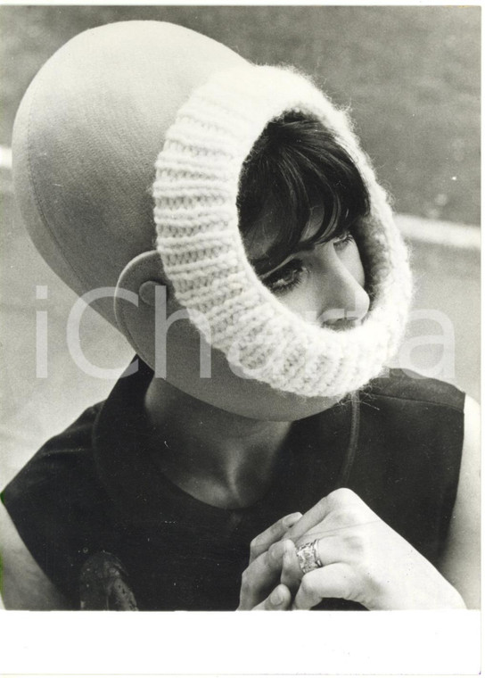 1967 LONDON - Cappello anti-smog disegnato da Simone MIRMAN *Foto CURIOSA 13x18