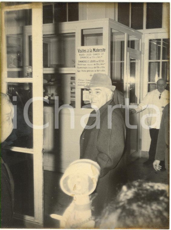 1968 GINEVRA - Carlo PONTI in visita a Sophia LOREN dopo il parto *Foto 18x24