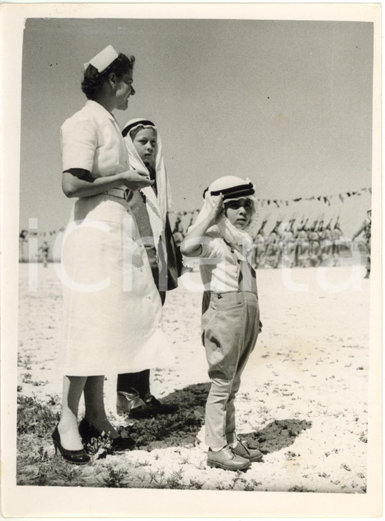 1953 AMMAN Aeroporto REGINA ALIA Principe Hassan DI GIORDANIA fa saluto militare