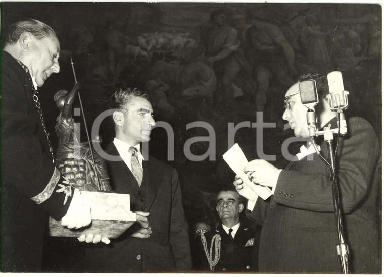 1958 ROMA - Sindaco Urbano CIOCCETTI dona scultura a Shah Mohammad Reza PAHLAVI