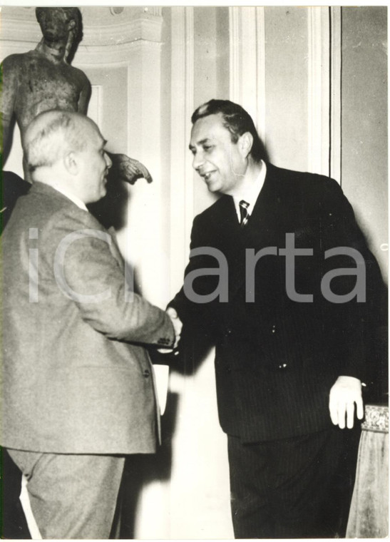 1962 ROMA Palazzo Rospigliosi - DC Aldo MORO stringe la mano ad Amintore FANFANI