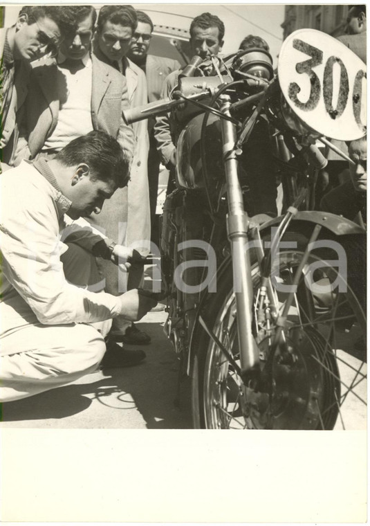 1955 ca ITALIA MOTOCICLISMO - Bruno FRANCISCI prepara la sua motocicletta *Foto