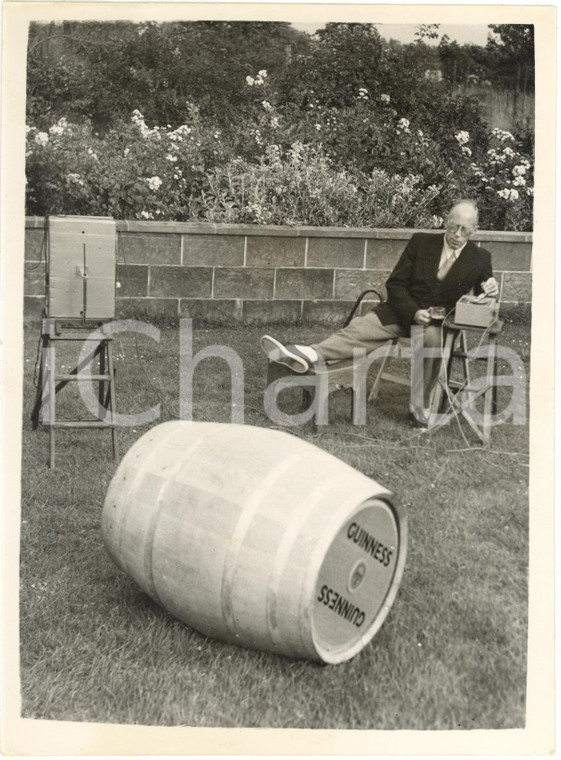 1953 BIRDHAM UK - Inventor Allan TAMPLIN with his radio-controlled "beer waiter"
