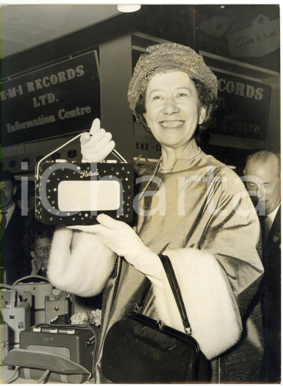 1960 LONDON EARLS COURT Flora ROBSON holds a diamond-studded radio ROBERTS RADIO