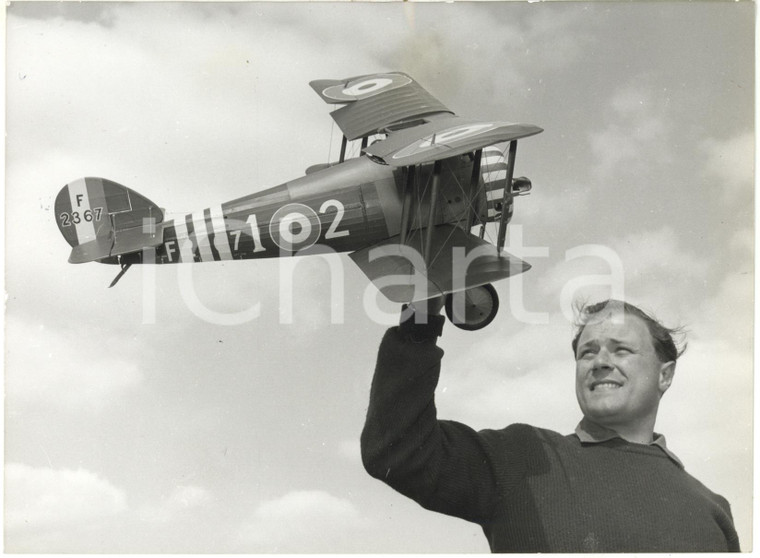 1960 CROXLEY COMMON MOOR (UK) John SIMMANCE with a scale model of SOPWITH SNIFE 