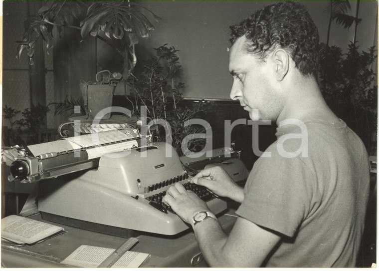 1958 PALERMO - Vincenzo LANNINO prova a battere record alla macchina da scrivere