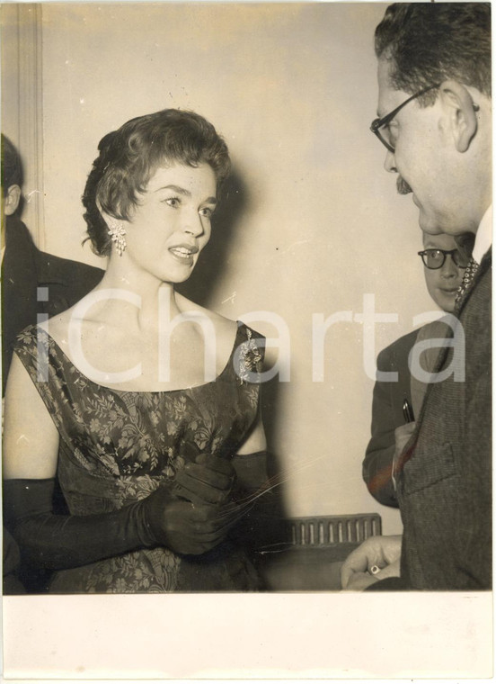 1956 ROMA CINEMA - Dawn ADDAMS al termine di una conferenza stampa *Foto