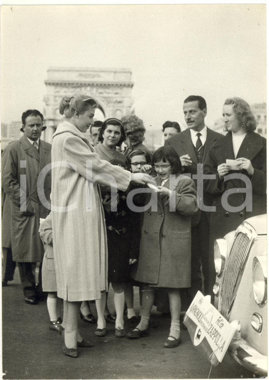 1957 GENOVA Rally del Cinema - Edy CAMPAGNOLI firma autografo a una giovane fan
