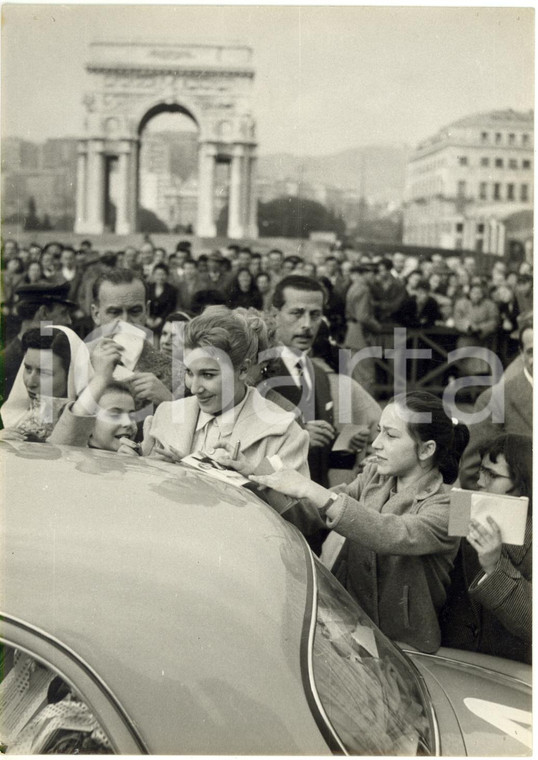 1957 GENOVA Rally del Cinema - Edy CAMPAGNOLI firma autografi alle giovani fan