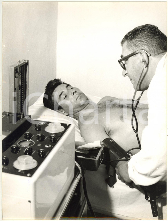 1960 MILANO CALCIO - INTER Lorenzo BUFFON durante le visite mediche (4) *Foto