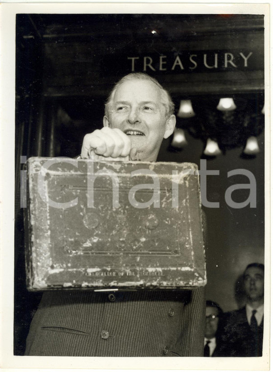 1961 LONDON HM Treasury - Selwyn LLOYD presents his BUDGET BOX *Photo 15x20