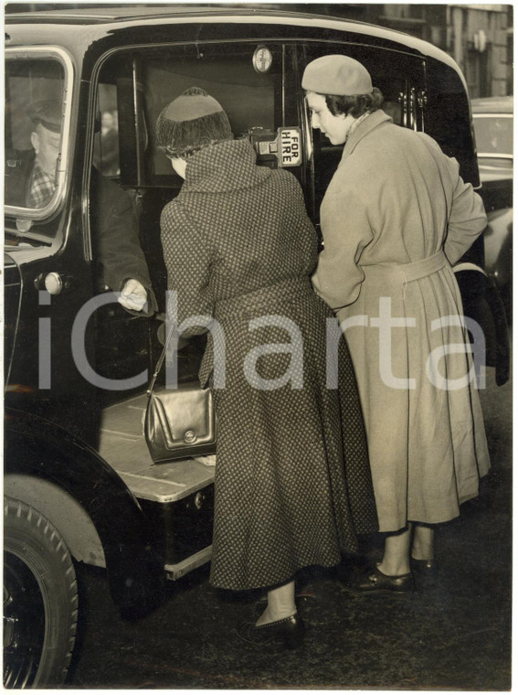 1953 LONDON - Princess ALEXANDRA OF KENT taking a taxicab with a friend *Photo