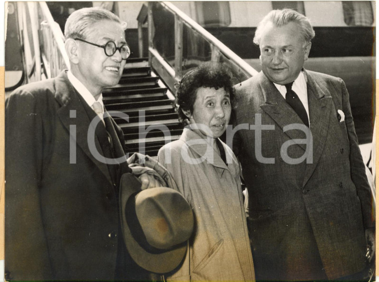 1953 FRANKFURT GERMANY - Hermann SCHAUB welcomes Yotaro KAWAKAMI and his wife