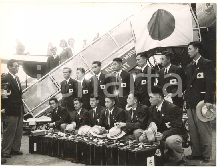 1953 FRANKFURT - Japanese team arrive for International Athletics Contest *Photo