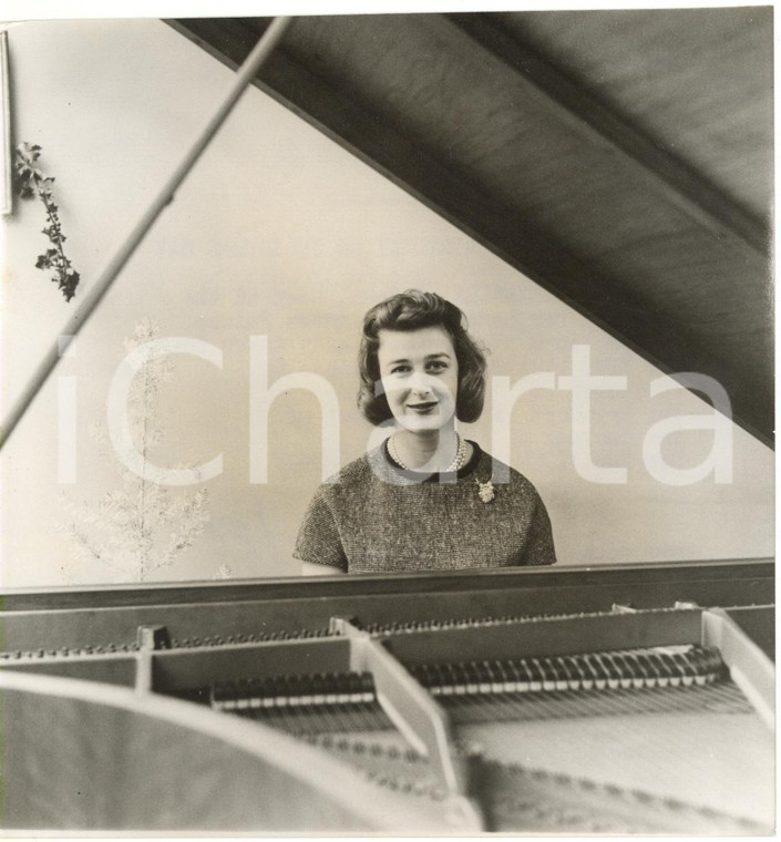 1958 LONDON Kensington Palace - Princess Alexandra of Kent playing the piano