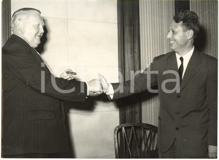 1954 MILANO - Mario MARTINELLI stringe la mano a ministro tedesco Ludwig ERHARD